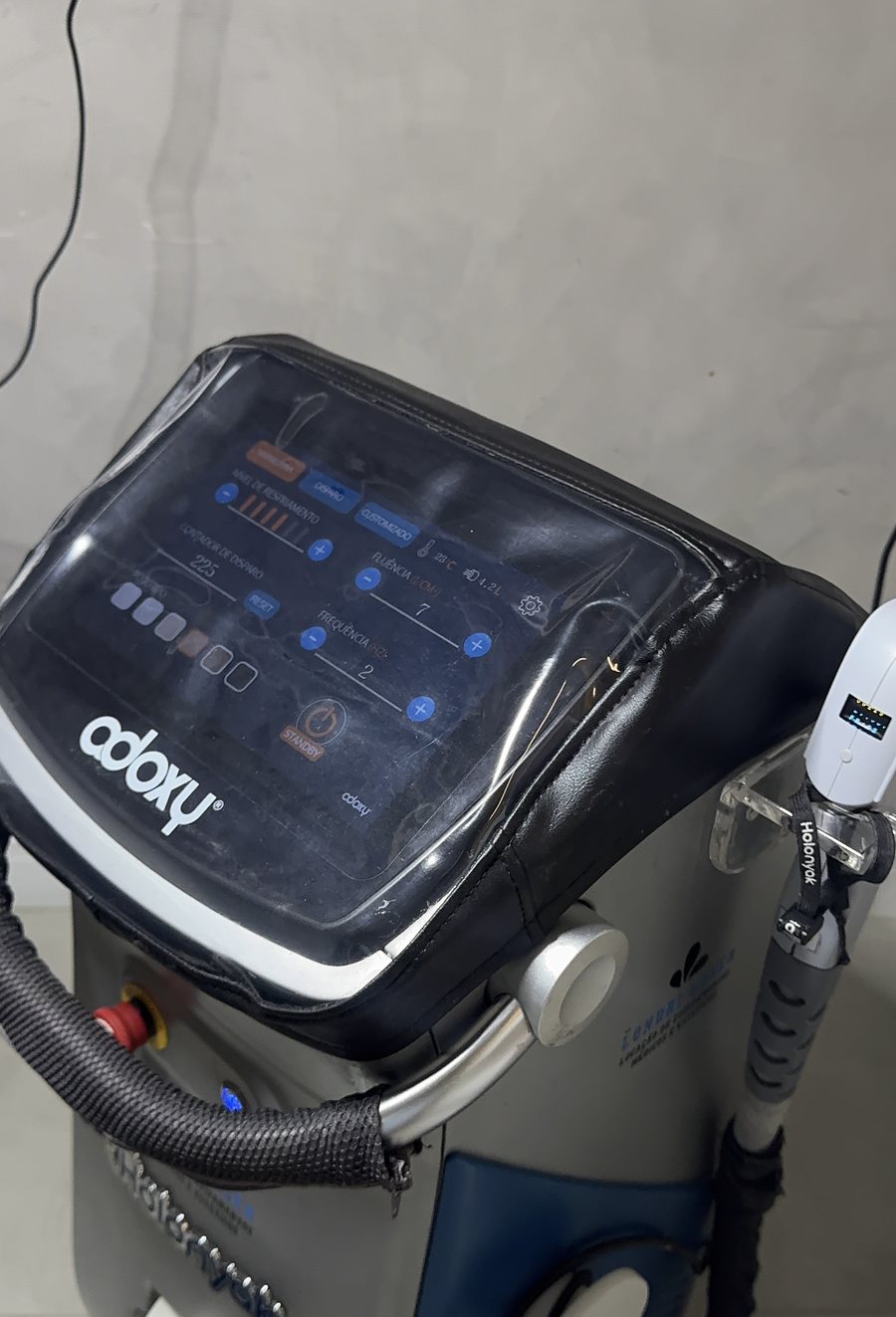 Equipamento de depilação a LED instalado na sala de atendimento da Glamoré